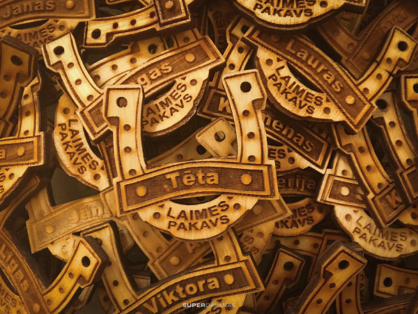 Laimes pakavs ar vārdu