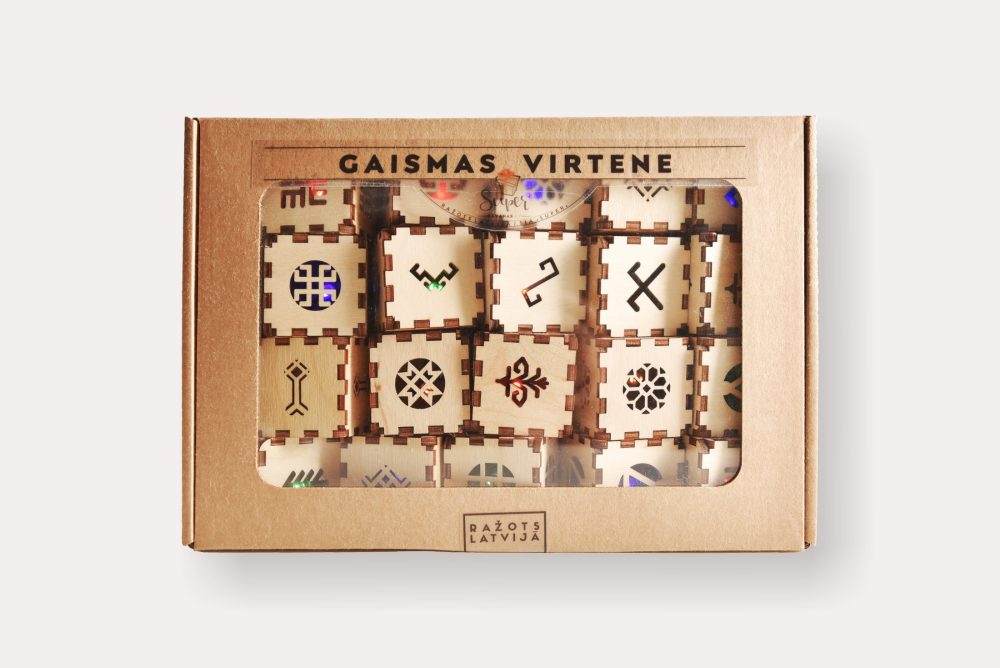 20 LED gaismas virtene ar latvju zīmēm