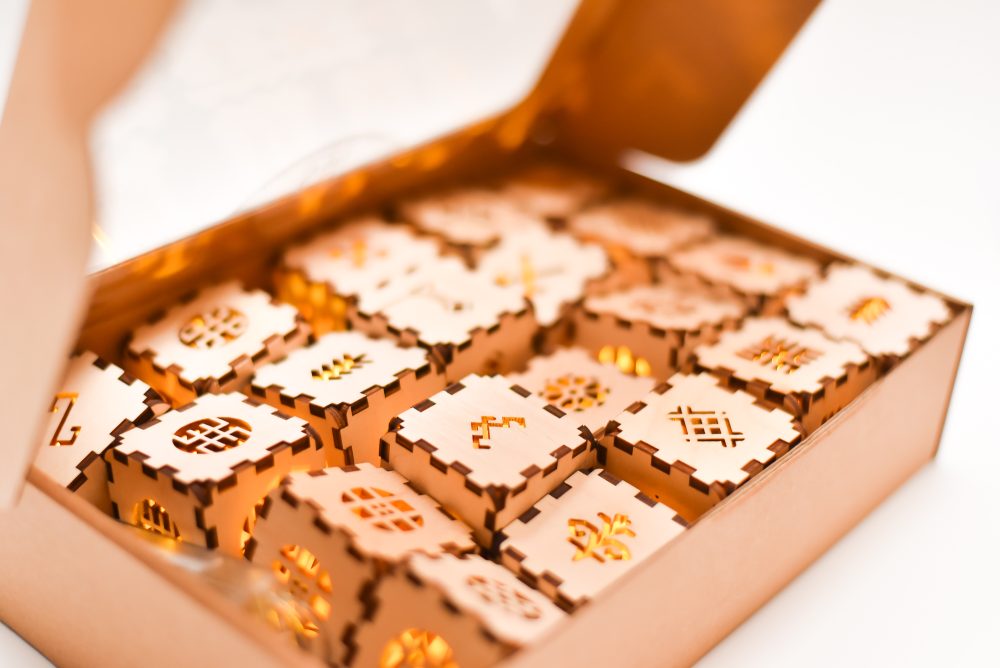 20 LED gaismas virtene ar latvju zīmēm