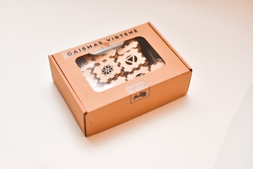 10 LED gaismas virtene ar latvju zīmēm