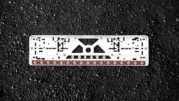 Auto numura turētājs ar latvju rakstu / Balts