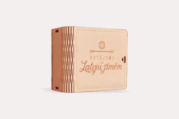 Rotājumi ar latvju zīmēm