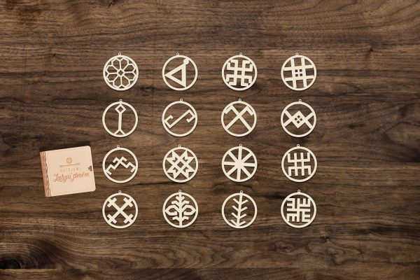 Rotājumi ar latvju zīmēm